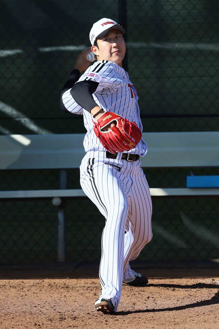 LG 손주영이 2025 미국 애리조나 스프링캠프에서 불펜피칭을 진행하고 있다. 사진 | LG 트윈스