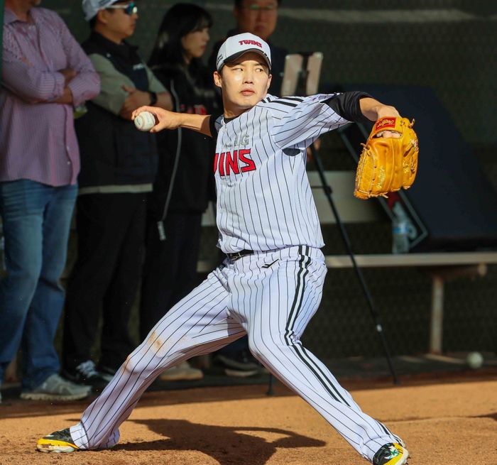 LG 임찬규가 2025 미국 애리조나 스프링캠프에서 불펜피칭을 진행하고 있다. 사진 | LG 트윈스