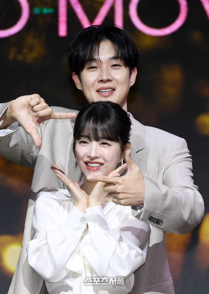 배우 최우식(위)와 박보영이 12일 서울 동대문구 JW메리어트 동대문 스퀘어호텔에서 진행된 넷플리그 ‘멜로 무비’ 제작발표회에서 취재진을 향해 포즈를 취하고 있다. ‘멜로 무비’는 사랑도 하고 싶고 꿈도 이루고 싶은 애매한 청춘들이 서로를 발견하고 영감이 되어주며 각자의 트라우마를 이겨내는 이야기를 그리고 있으며 배우 최우식, 박보영, 이준영, 전소니 등이 출연하며 오충환 감독이 연출을 맡았다. 사진 | 박진업 기자 upandup@sportsseoul.com