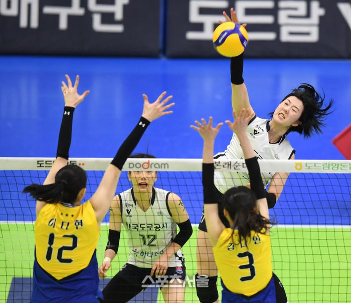 한국도로공사 강소휘가 11일 수원체육관에서 열린 2024~2025 V-리그 현대건설과 경기에서 스파이크를 날리고 있다. 2025. 2. 11.수원 | 최승섭기자 thunder@sportsseoul.com