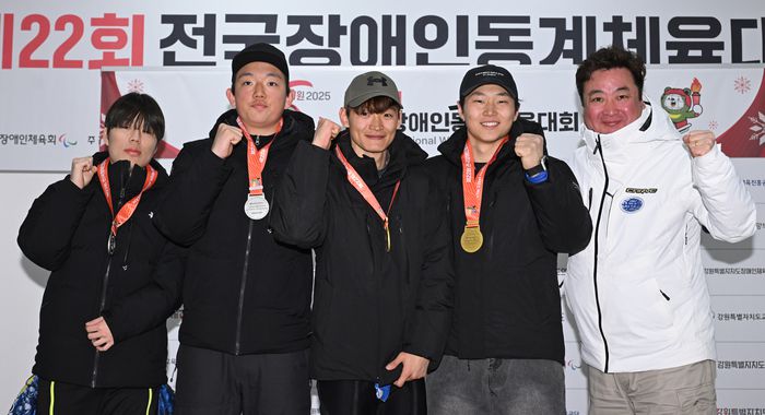 제22회전국장애인동계체육대회 알파인스키에서 금메달을 따낸 황민규(왼쪽 세 번째). 사진 | 대한장애인체육회