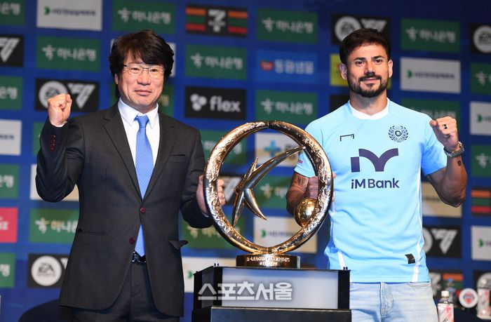 대구FC 박창현 감독, 세징야가 13일 서울 홍은동 스위스 그랜드 호텔에서 열린 K리그 1 2025 개막 미디어데이에서 포즈를 취하고 있다. 2025. 2. 13.최승섭기자 thunder@sportsseoul.com