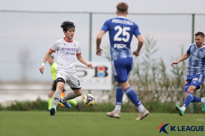 강원 홍철(왼쪽에서 첫 번째). 사진 | 한국프로축구연맹