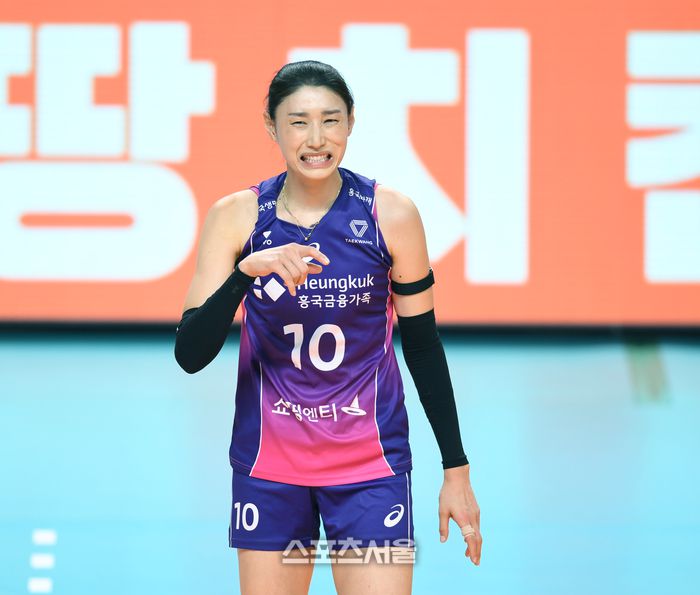 흥국생명 김연경이 7일 장충체육관에서 열린 2024~2025 V-리그 GS칼텍스와 경기에서 공격 실패 후 아쉬워하고 있다. 2025. 1. 7.장충 | 최승섭기자 thunder@sportsseoul.com
