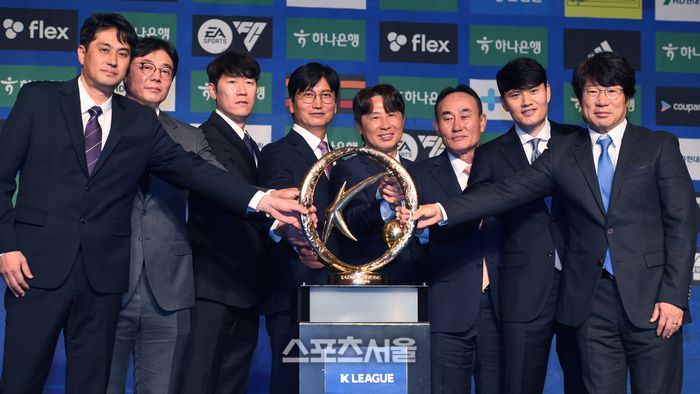 유병훈, 황선홍, 김은중, 정정용, 김기동, 김학범, 정경호, 박창현 감독(왼쪽부터)이 13일 서울 홍은동 스위스 그랜드 호텔에서 열린 K리그 1 2025 개막 미디어데이에서 포즈를 취하고 있다. 2025. 2. 13.최승섭기자 thunder@sportsseoul.com