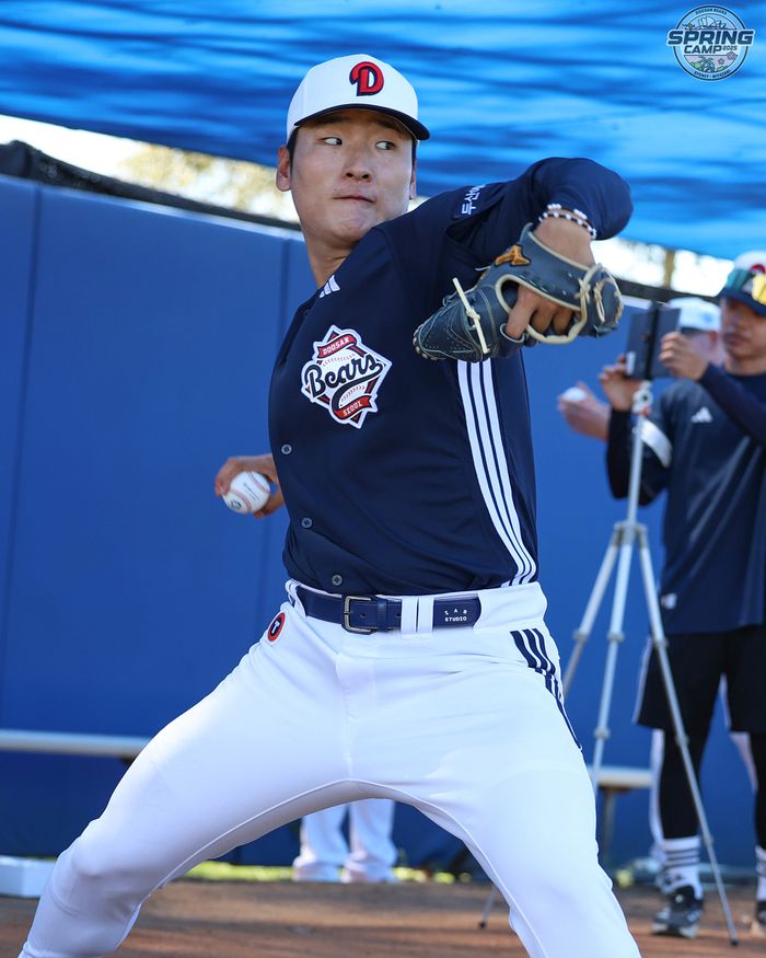 두산 곽빈이 호주 시드니 스프링캠프에서 불펜피칭을 하고 있다. 사진 | 두산 베어스
