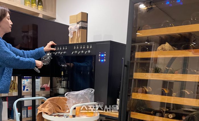 경기 양평 서종면에 위치한 ‘와인 담은 이야기’ ‘요리 담은 이야기’. 정담은 대표가 와인 디스펜서에서 와인을 잔에 따르고 있는 모습. 양평 | 원성윤 기자 socool@sportsseoul.com