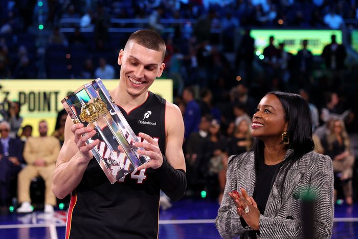 마이애미 히트 타일러 히로(왼쪽)가 16일(한국시간) 미국 캘리포니아주 샌프란시스코 체이스 센터에서 열리 2025 NBA 올스타 위켄드 3점슛 콘테스트에서 우승을 차지한 후 트로피를 들고 환하게 웃고 있다. 사진 | 샌프란시스코=AFP연합뉴스