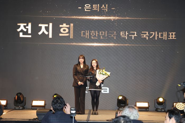 전지희(오른쪽)와 신유빈이 지난 14일 KTTA AWARS 2025에서 기념사진을 촬영하고 있다. 사진 | 대한탁구협회