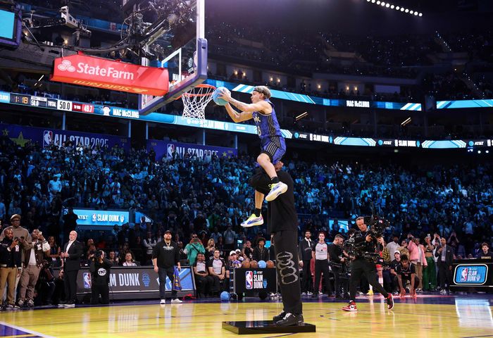 올랜도 매직 맥 맥클렁이 16일(한국시간) 미국 캘리포니아주 샌프란시스코 체이스 센터에서 열린 2025 NBA 올스타 위켄드 덩크슛 콘테스트에서 팀 동료 에반 모블리를 넘어 림을 한 번 터치한 후 덩크를 성공하고 있다. 사진 | 샌프란시스코=AFP연합뉴스