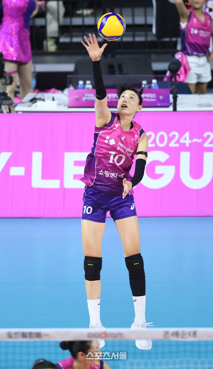 흥국생명 김연경이 24일 인천삼산월드체육관에서 열린 2024~2025 V-리그 현대건설과 경기에서 서브를 넣고 있다. 2024. 11. 24.삼산 | 최승섭기자 thunder@sportsseoul.com