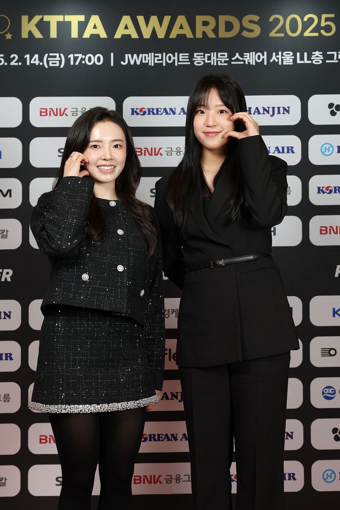 전지희(왼쪽)와 신유빈이 지난 14일 KTTA AWARS 2025에서 하트를 만들고 있다. 사진 | 대한탁구협회