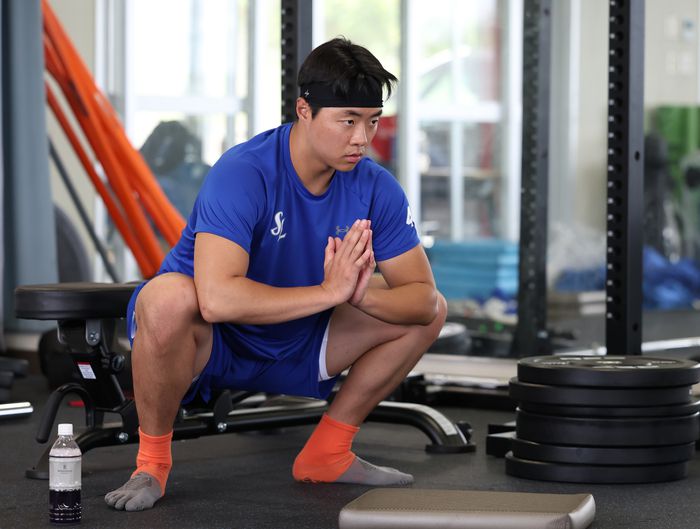 삼성 김무신이 일본 오키나와 온나손 아카마 구장에서 진행 중인 2025 스프링캠프에서 몸을 풀고 있다. 사진 | 삼성 라이온즈