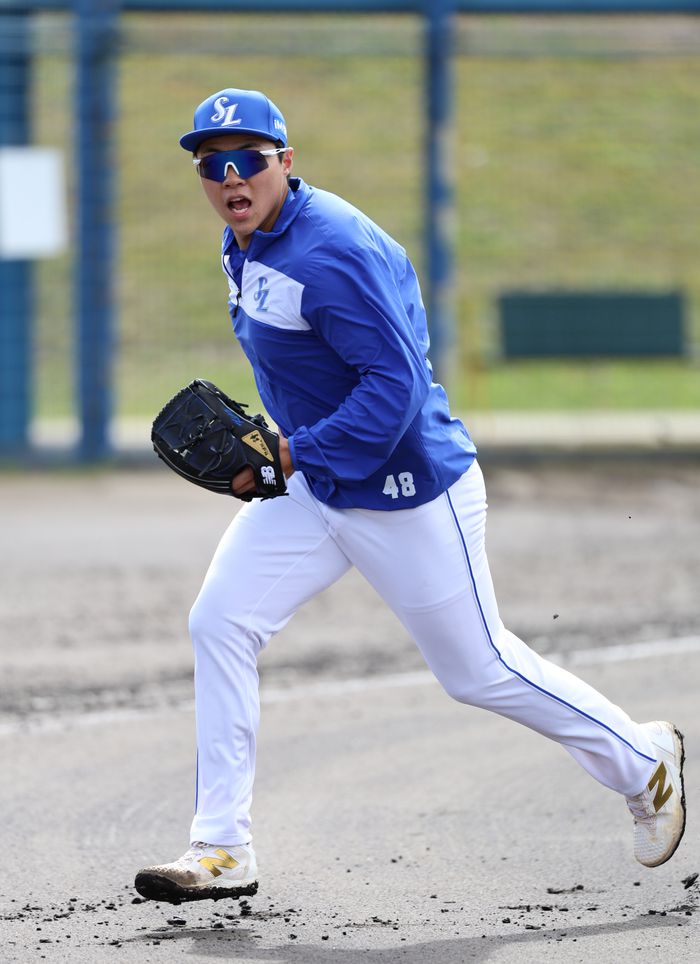 삼성 김무신이 10일 일본 오키나와 온나손 아카마 구장에서 진행 중인 2025 스프링캠프에서 수비 훈련을 하고 있다. 사진 | 삼성 라이온즈