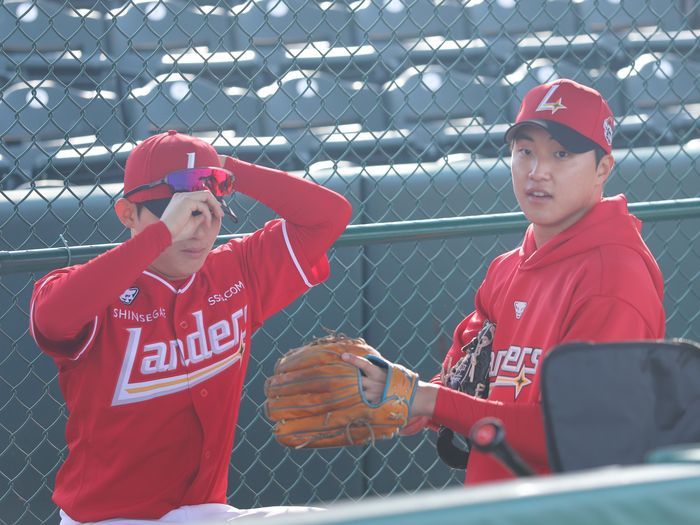 SSG 정준재(왼쪽)와 박지환이 미국 플로리다주 베로비치 재키 로빈슨 트레이닝 콤플레스(JRTC)에서 진행 중인 2025 스프링캠프에서 수비훈련을 준비하고 있다. 사진 | SSG 랜더스