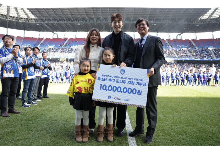 조현우가 아내 이희영, 딸 조하린, 딸 조예린과 MVP 상금 기부식에서 포즈를 하고 있다. 사진 | 한국프로축구연맹