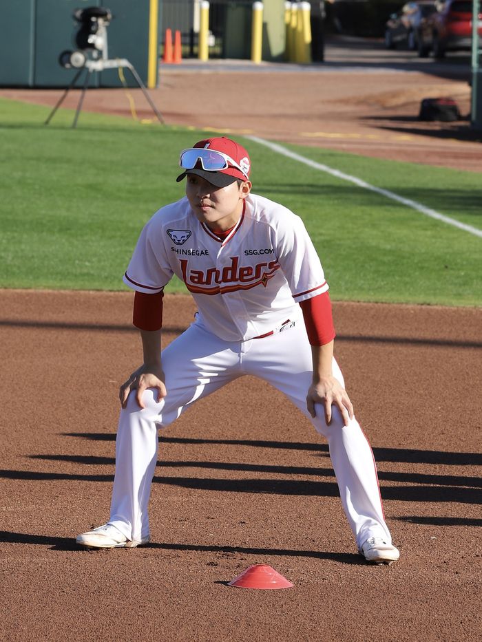 SSG 정준재가 미국 플로리다주 베로비치 재키 로빈슨 트레이닝 콤플렉스(KRTC)에서 진행 중인 2025 스프링캠프에서 주루훈련을 하고 있다. 사진 | SSG 랜더스