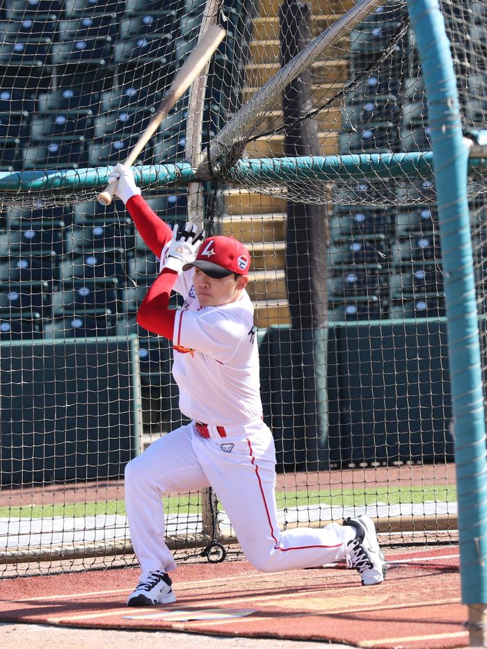 SSG 정준재가 미국 플로리다주 베로비치 재키 로빈슨 트레이닝 콤플렉스(KRTC)에서 진행 중인 2025 스프링캠프에서 타격훈련을 하고 있다. 사진 | SSG 랜더스