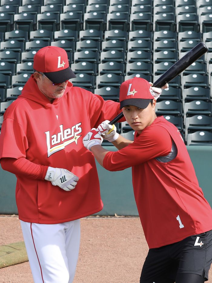 SSG 이숭용 감독(왼쪽)이 미국 플로리다주 베로비치 재키 로빈슨 트레이닝 콤플렉스(KRTC)에서 진행 중인 2025 스프링캠프에서 박지환의 타격훈련을 지도하고 있다. 사진 | SSG 랜더스