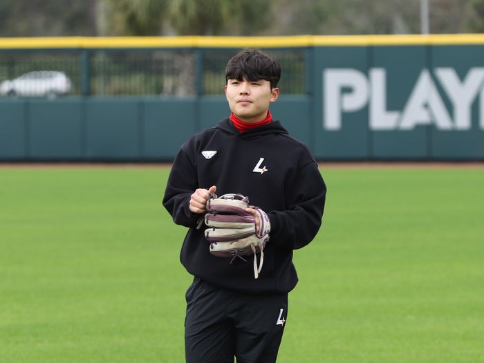 SSG 정준재가 미국 플로리다주 베로비치 재키 로빈슨 트레이닝 콤플렉스(KRTC)에서 진행 중인 2025 스프링캠프에서 캐치볼을 하며 몸을 풀고 있다. 사진 | SSG 랜더스