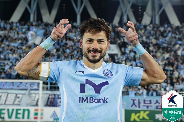 세징야가 16일 강원전에서 승리한 뒤 세리머니를 펼치고 있다. 사진 | 한국프로축구연맹