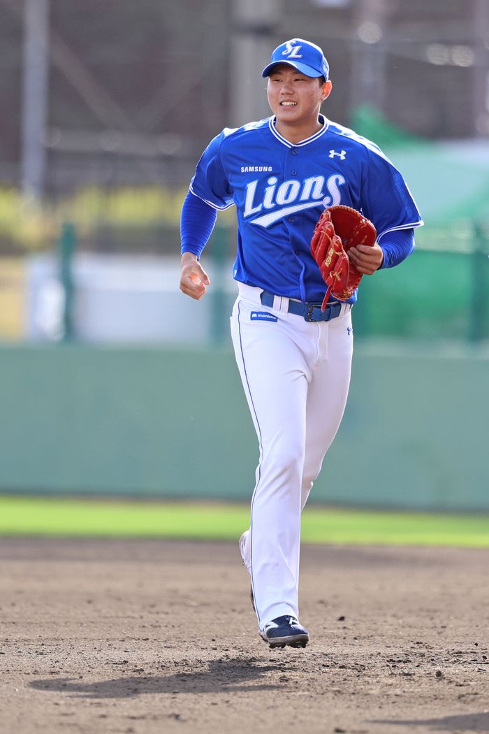 삼성 배찬승이 16일 일본 오키나와 셀룰러 스타디움에서 열린 2025 스프링캠프 연습경기 요미우리전에서 8회말 수비를 마친 후 더그아웃으로 돌아가고 있다. 사진 | 삼성 라이온즈