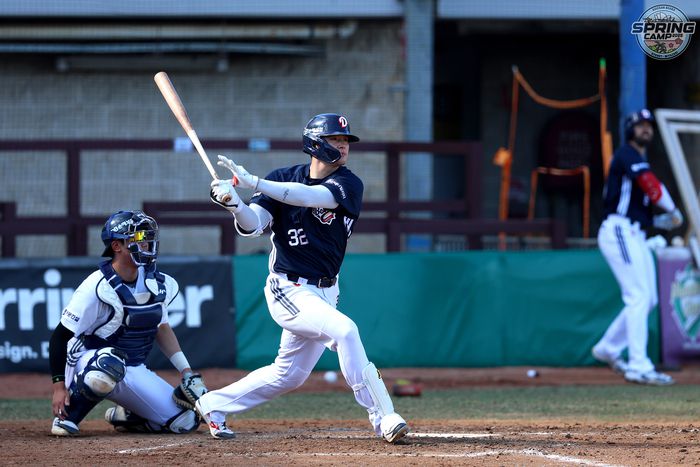 두산 김재환이 호주 시드니 스프링캠프에서 열린 청백전에서 안타를 치고 있다. 사진 | 두산 베어스