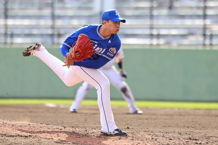 삼성 배찬승이 16일 일본 오키나와 셀룰러 스타디움에서 열린 2025 스프링캠프 연습경기 요미우리전에서 8회말 등판해 역투하고 있다. 사진 | 삼성 라이온즈