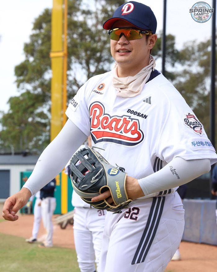 두산 김재환이 호주 시드니 스프링캠프에서 캐치볼을 하고 있다. 사진 | 두산 베어스