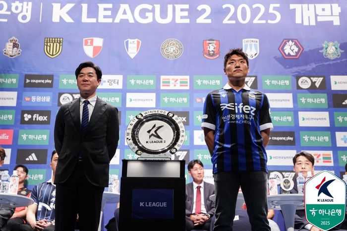 인천 유나이티드 윤정환 감독과 이명주가 19일 누리꿈스퀘어에서 열린 K리그2 미디어데이에서 사진 촬영에 임하고 있다.제공 | 한국프로축구연맹