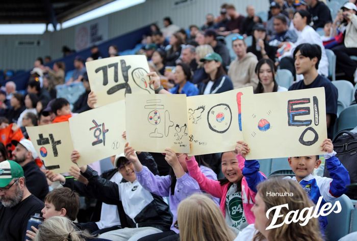 멜버른에서 열린 한화와 호주 국가대표팀과의 연습경기에 교민들이 선수들을 응원하고 있다. 사진 | 한화 이글스