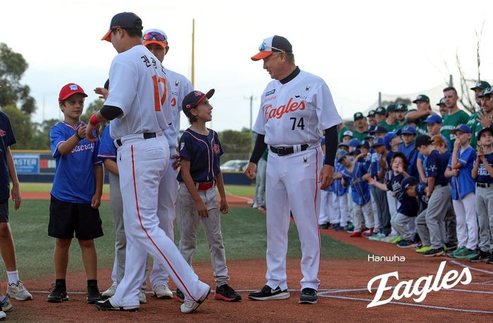 한화 선수단이 멜버른에서 열린 호주 국가대표팀과의 연습경기에서 팬 서비스를 하고 있다. 사진 | 한화 이글스
