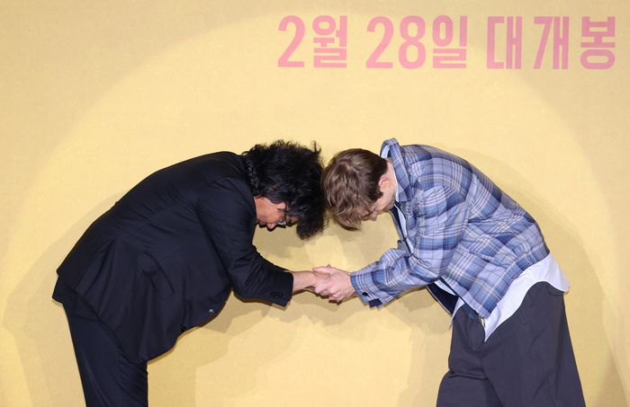 인사 나누는 봉준호 감독과 로버트 패틴슨. 2025.1.20 연합뉴스