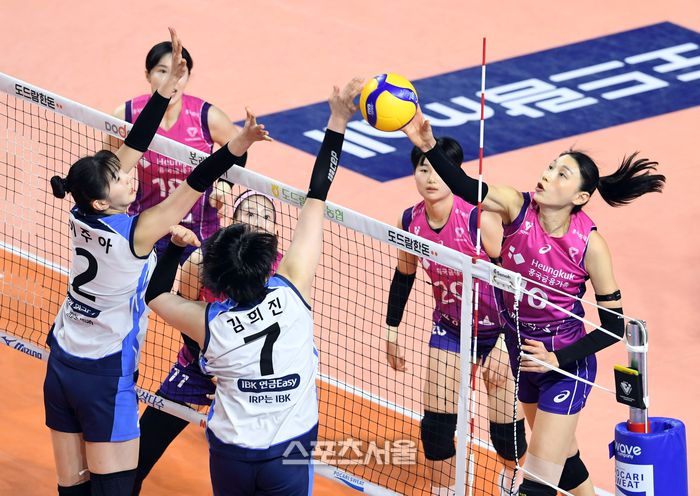 흥국생명 김연경(오른쪽)이 25일 인천 삼산월드체육관에서 열린 2024-2025 V리그 여자부 IBK기업은행과 경기에서 네트에 붙은 공을 IBK기업은행 김희진의 터치 아웃으로 만들고 있다. 2025. 2. 25. 인천 | 박진업 기자 upandup@sportsseoul.com