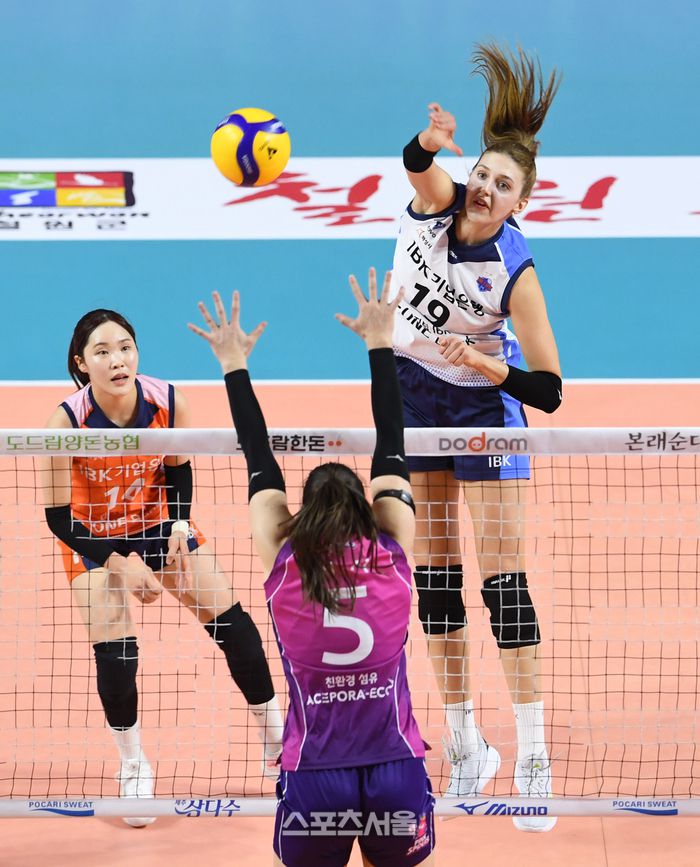 IBK기업은행 빅토리아(오른쪽 위)가 25일 인천 삼산월드체육관에서 열린 2024-2025 V리그 여자부 흥국생명과 경기에서 후위 공격을 하고 있다. 2025. 2. 25. 인천 | 박진업 기자 upandup@sportsseoul.com