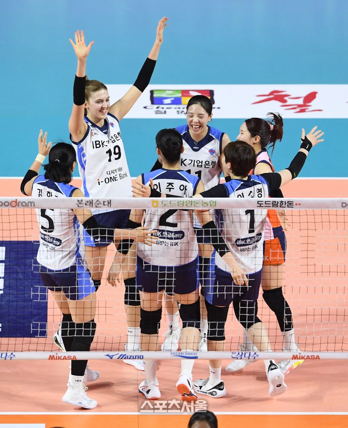 IBK기업은행 선수들이 25일 인천 삼산월드체육관에서 열린 2024-2025 V리그 여자부 흥국생명과 경기에서 득점을 한 뒤 기뻐하고 있다. 2025. 2. 25. 인천 | 박진업 기자 upandup@sportsseoul.com