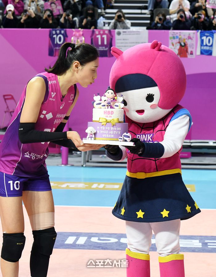 흥국생명 김연경(왼쪽)이 25일 인천 삼산월드체육관에서 열린 2024-2025 V리그 여자부 IBK기업은행과 경기에서 승리한 뒤 생일을 하루 앞두고 팬들이 준비한 케이크의 불을 끄는 시늉을 하고 있다. 흥국생명은 IBK기업은행에 세트 스코어 3-1로 승리하며 승점 3점을 확보해 정규 리그 우승에 승점 1점만을 남겨두게 되었다. 2025. 2. 25. 인천 | 박진업 기자 upandup@sportsseoul.com