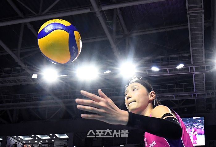 흥국생명 김연경이 25일 인천 삼산월드체육관에서 열린 2024-2025 V리그 여자부 IBK기업은행과 경기에서 승리한 뒤 생일을 하루 앞두고 팬들에게 사인공을 선물하고 있다.흥국생명은 IBK기업은행에 세트 스코어 3-1로 승리하며 승점 3점을 확보해 정규 리그 우승에 승점 1점만을 남겨두게 되었다. 2025. 2. 25. 인천 | 박진업 기자 upandup@sportsseoul.com