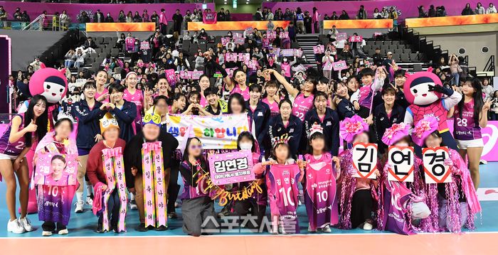 흥국생명 김연경(윗줄)이 25일 인천 삼산월드체육관에서 열린 2024-2025 V리그 여자부 IBK기업은행과 경기에서 승리한 뒤 생일을 하루 앞두고 축하하는 팬들과 함께 기념촬영을 하고 있다.  인천 | 박진업 기자 upandup@sportsseoul.com
