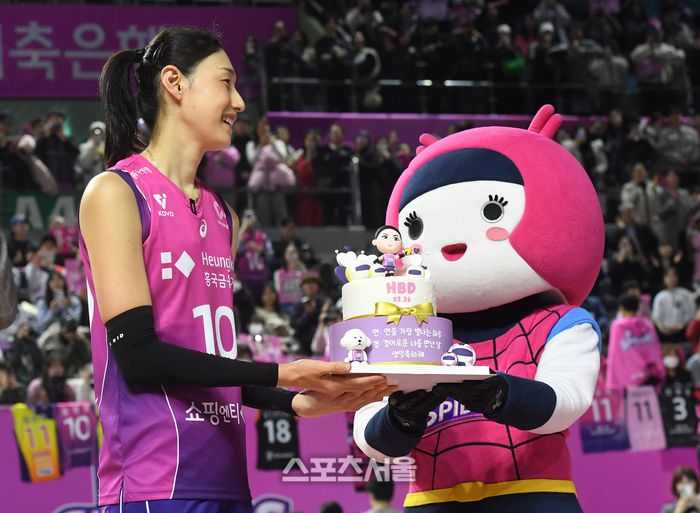 흥국생명 김연경(왼쪽)이 25일 인천 삼산월드체육관에서 열린 2024-2025 V리그 여자부 IBK기업은행과 경기에서 승리한 뒤 생일을 하루 앞두고 팬들이 준비한 케이크를 건네받고 있다. 흥국생명은 IBK기업은행에 세트 스코어 3-1로 승리하며 승점 3점을 확보해 정규 리그 우승에 승점 1점만을 남겨두게 되었다. 2025. 2. 25. 인천 | 박진업 기자 upandup@sportsseoul.com