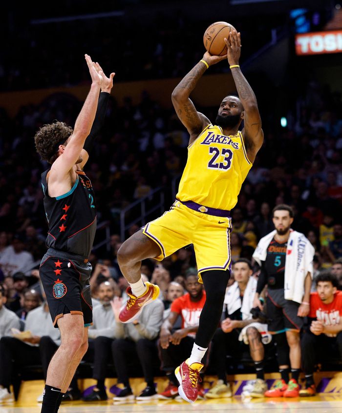 캘리포니아주 로스앤젤레스에서 열린 연장전에서 LA 레이커스 르브론 제임스가 워싱턴 위저즈 코리 키스퍼트를 상대로 바스켓카운트를 성공시키고 있다. 사진 | AFP연합뉴스