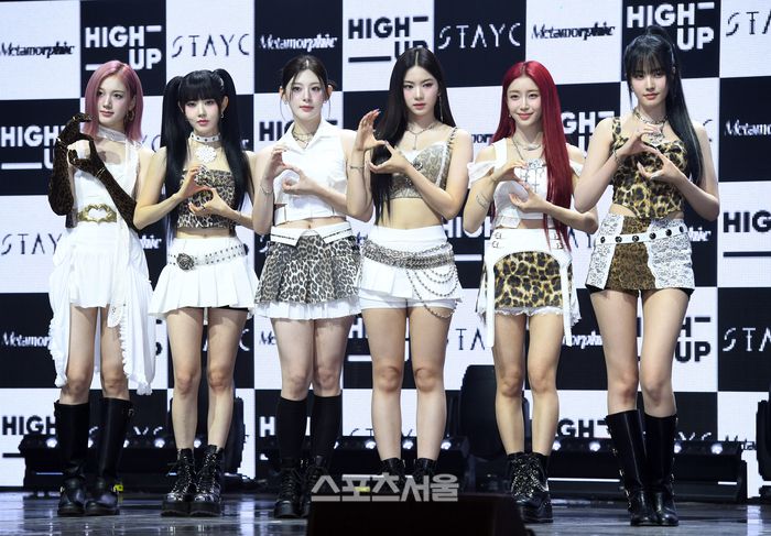 스테이씨(STAYC)가 포즈를 취하고 있다. 왼쪽부터 재이, 시은, 세은, 아이사, 수민, 윤. 사진 | 박진업 기자 upandup@sportsseoul.com