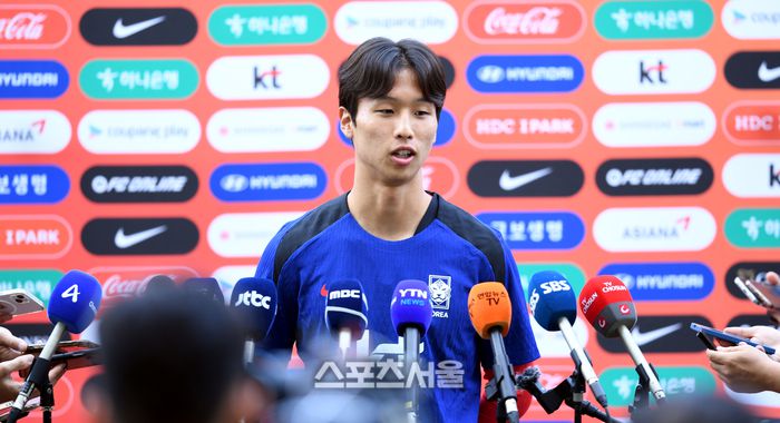 축구대표팀 엄지성이 2일 고양종합운동장에서 인터뷰를 하고 있다. 축구대표팀은 5일 서울월드컵경기장에서 팔레스타인과 북중미월드컵 아시아 지역 3차 예선 1차전을 치른 뒤 10일 오만과 2차전을 소화한다. 2024. 9. 2.고양 | 최승섭기자 thunder@sportsseoul.com