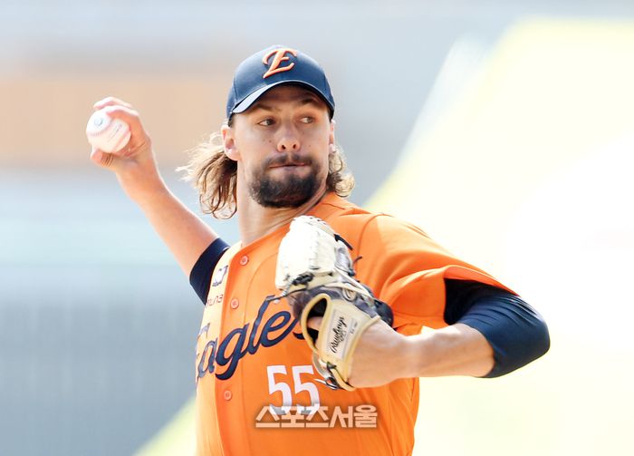 한화 와이스가 11일 인천 SSG랜더스필드에서 열린 2025 KBO리그 SSG와 시범경기에 선발 등판해 힘차게 공을 던지고 있다. 문학 | 박진업 기자 upandup@sportsseou.lcom