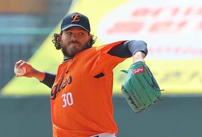 10일 인천 SSG랜더스필드에서 열린 2025 프로야구 KBO리그 한화 이글스와 SSG 랜더스의 시범경기. 한화 선발 투수 폰세가 역투하고 있다. 사진 | 연합뉴스