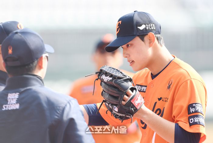 한화 문동주(오른쪽)가 11일 인천 SSG랜더스필드에서 열린 2025 KBO리그 SSG와 시범경기 6회말 수비를 무실점으로 마친 뒤 더그아웃으로 들어가면서 동료들과 하이파이브를 하고 있다.문동주는 지난해 5월 견갑골 부상으로 2군으로 향했고, 9월에 또 한 번 어깨 통증이 발생해 시즌을 일찍 마감한 바 있다.  문학 | 박진업 기자 upandup@sportsseou.lcom