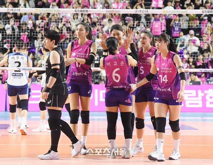 흥국생명 김연경(가운데)이 25일 인천 삼산월드체육관에서 열린 2024-2025 V리그 여자부 IBK기업은행과 경기에서 매치 포인트를 올리며 팀의 승리를 이끈 뒤 동료들과 하이파이브를 하고 있다. 흥국생명은 IBK기업은행에 세트 스코어 3-1로 승리하며 승점 3점을 확보해 정규 리그 우승에 승점 1점만을 남겨두게 되었다. 2025. 2. 25. 인천 | 박진업 기자 upandup@sportsseoul.com