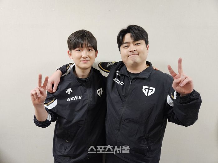 젠지 FC 온라인팀 ‘막내’ 고원재와 ‘맏형’ 박세영이 결승 직후 인터뷰 후 포즈를 취하고 있다. 잠실 | 강윤식 기자 skywalker@sportsseoul.com