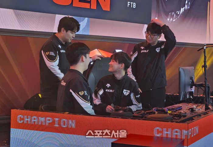 젠지e스포츠가 농심을 꺾고 FC 온라인 슈퍼 챔피언스 리그 팀배틀 정상에 섰다. 잠실 | 강윤식 기자 skywalker@sportsseoul.com