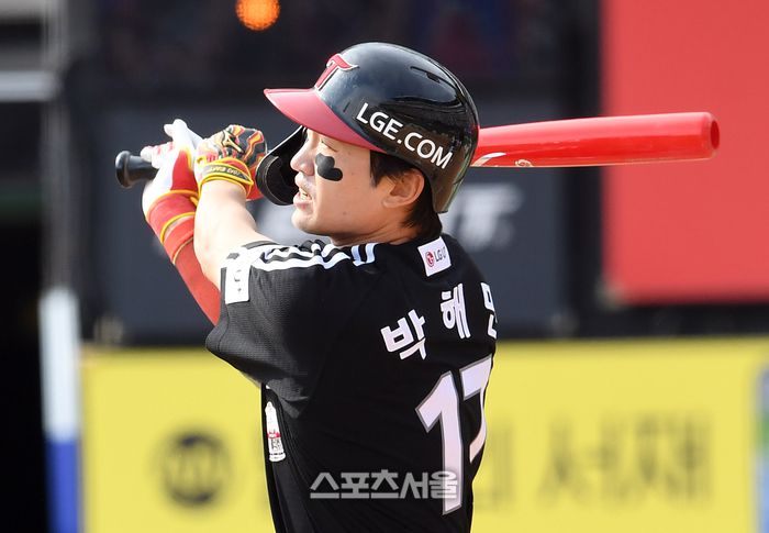 LG 박해민이 9일 수원 케이티위즈파크에서 열린 2024 KBO리그 KT와의 준플레이오프 4차전 2회초 2사 KT 선발 쿠에바스를 상대로 선제 솔로 홈런을 치고 있다. 김현수에 이은 연속 타자 홈런. 수원 | 박진업 기자 upandup@sportsseoul.com